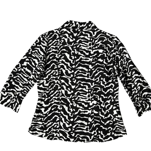 5/$25 East 5th linen blend black and white animal like print blouse size medium - Picture 5 of 11